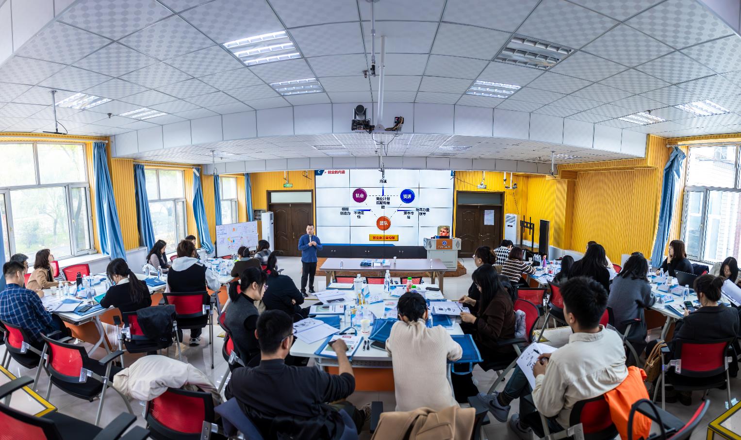 赋能双创教育 学校成功举办《创业基础》课程教学技能提升暨技术开发与咨询师资培训班
